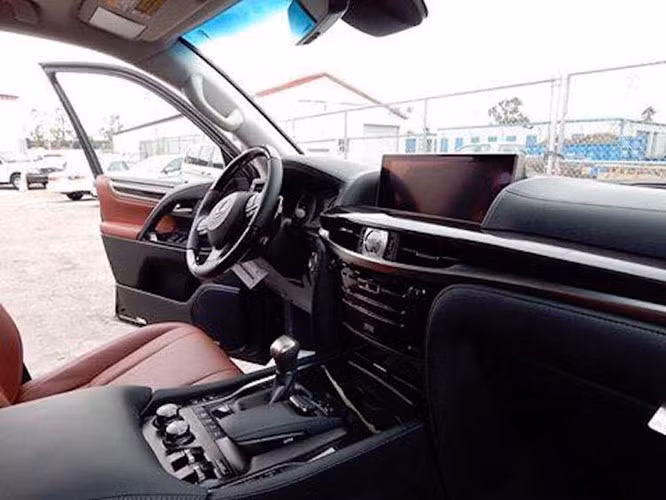 Bên trong cabin, bảng điều khiển trung tâm bố trí lại với các nút điều khiển liên quan tới chức năng lái bao gồm: lựa chọn chế độ lái, chức năng hỗ trợ vượt địa hình và tính năng kiểm soát ổn định thân xe... Hàng ghế sau được trang bị hai màn hình giải trí tinh thể lỏng độ phân giải cao 11,6 inch cùng hệ thống điều hòa công nghệ mới.