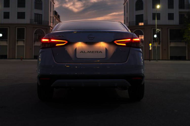 Bên cạnh phiên bản EL &amp; VL sẵn có, phiên bản V được bổ sung với những tính năng tối ưu, gia tăng thêm lựa chọn cho khách hàng. Cruise Control: Giúp người lái duy trì tốc độ ổn định, tăng sự tiện lợi trên những chặng đường dài. Chìa khóa thiết kế mới – Tiện ích và thông minh...