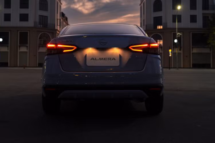 Bên cạnh phiên bản EL &amp; VL sẵn có, phiên bản V được bổ sung với những tính năng tối ưu, gia tăng thêm lựa chọn cho khách hàng. Cruise Control: Giúp người lái duy trì tốc độ ổn định, tăng sự tiện lợi trên những chặng đường dài. Chìa khóa thiết kế mới – Tiện ích và thông minh...