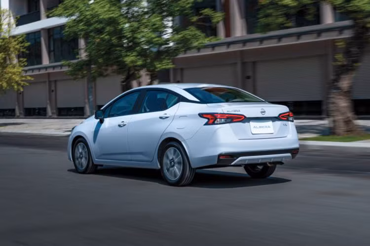 Về động cơ, Nissan Almera phiên bản mới trang bị động cơ Turbo 1.0L mạnh mẽ duy nhất trong phân khúc, mang lại khả năng vận hành ưu việt và tiết kiệm nhiên liệu, đáp ứng hoàn hảo nhu cầu di chuyển linh hoạt và tối ưu chi phí vận hành.