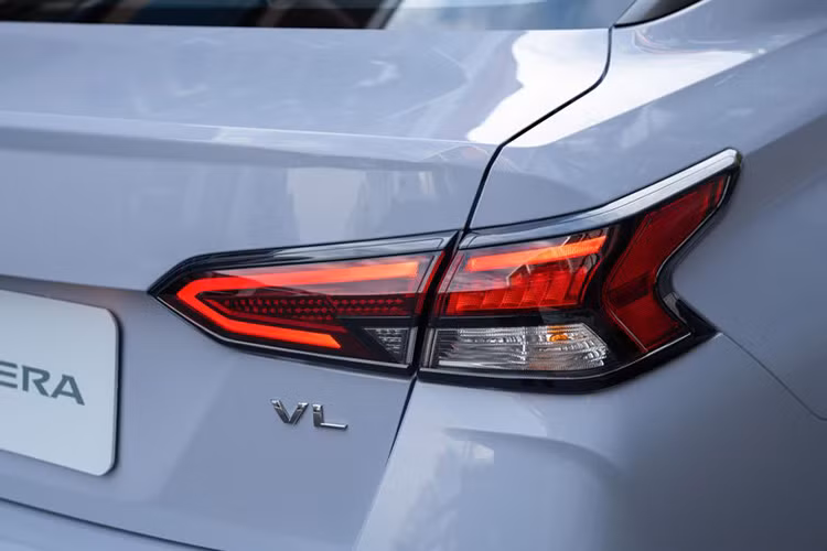 Xe tiếp tục duy trì ngôn ngữ thiết kế “Emotional Geometry” của thương hiệu, đậm nét hiện đại và trẻ trung. Nổi bật với thiết kế mặt ca-lăng mới kết hợp cùng logo Nissan nhận diện mới.