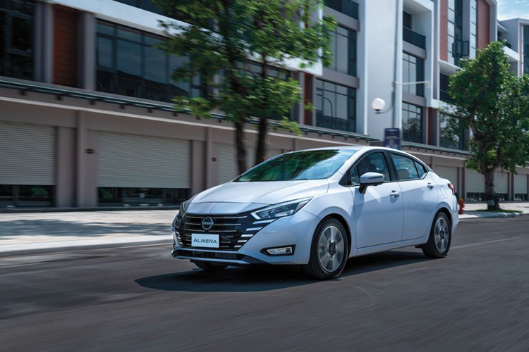 Mức giá xe Nissan Almera 2025 tại Việt Nam được nhập khẩu nguyên chiếc từ Thái Lan với 03 phiên bản và giá bán lẻ đề xuất từ 489 triêụ đồng cho bản EL, 592 triệu đồng cho bản V và 569 triệu đồng cho bản VL. Sau khi ra mắt, xe sẽ cạnh tranh với ới Hyundai Accent (569 triệu đồng) và Toyota Vios (545 triệu đồng).