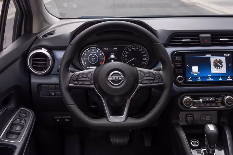 Với thiết kế nội thất hai màu cá tính và các vật liệu da mềm trên phiên bản cao cấp, Nissan Almera phiên bản mới mang đến không gian sang trọng và thoải mái.