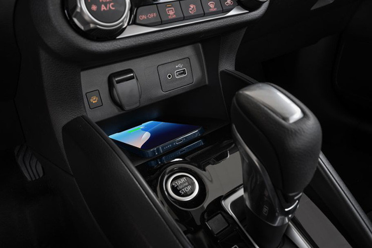 Xe được trang bị Phanh tự động khẩn cấp (FEB): Giúp ngăn ngừa va chạm bằng cách tự động phanh khi có tình huống khẩn cấp. Cảnh báo va chạm phía trước (FWB): Cảnh báo người lái khi phát hiện phương tiện phía trước, giảm thiểu nguy cơ tai nạn.