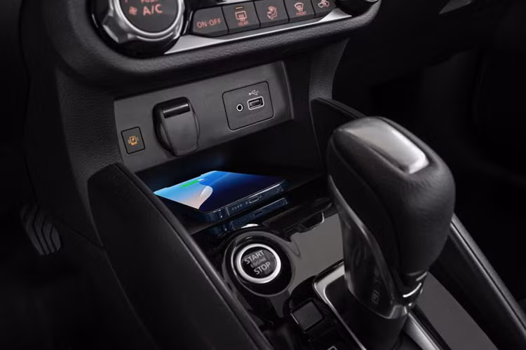 Xe được trang bị Phanh tự động khẩn cấp (FEB): Giúp ngăn ngừa va chạm bằng cách tự động phanh khi có tình huống khẩn cấp. Cảnh báo va chạm phía trước (FWB): Cảnh báo người lái khi phát hiện phương tiện phía trước, giảm thiểu nguy cơ tai nạn.