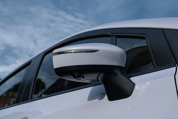 Nissan Almera phiên bản mới còn được trang bị các tính năng an toàn như: Cảnh báo điểm mù và cảnh báo phương tiện cắt ngang phía sau: Hỗ trợ người lái phát hiện phương tiện trong vùng điểm mù và cảnh báo khi có xe cắt ngang phía sau, đặc biệt hữu ích khi chuyển làn hoặc lùi xe. Camera 360° và cảnh báo vật thể di chuyển (MOD): Cung cấp góc nhìn toàn cảnh và cảnh báo khi có vật thể di chuyển gần xe...