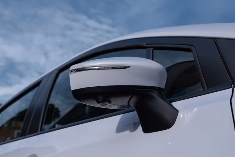 Nissan Almera phiên bản mới còn được trang bị các tính năng an toàn như: Cảnh báo điểm mù và cảnh báo phương tiện cắt ngang phía sau: Hỗ trợ người lái phát hiện phương tiện trong vùng điểm mù và cảnh báo khi có xe cắt ngang phía sau, đặc biệt hữu ích khi chuyển làn hoặc lùi xe. Camera 360° và cảnh báo vật thể di chuyển (MOD): Cung cấp góc nhìn toàn cảnh và cảnh báo khi có vật thể di chuyển gần xe...