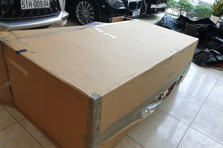 Hiện Ferrari chưa có đại lý chính hãng tại Việt Nam để thực hiện việc sửa chữa cho chiếc siêu xe Ferrari 488 GTB của Tuấn Hưng. Nhưng garage ở quận 7 này đã từng liên kết với hãng siêu xe Ý để đặt hàng cũng như nhờ các kỹ sư Ferrari hỗ trợ trực tuyến quá trình sửa chữa và trùng tu lại 1 chiếc Ferrari 458 Italia gặp nạn nghiêm trọng vào tháng 8/2015.