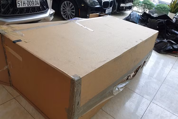 Hiện Ferrari chưa có đại lý chính hãng tại Việt Nam để thực hiện việc sửa chữa cho chiếc siêu xe Ferrari 488 GTB của Tuấn Hưng. Nhưng garage ở quận 7 này đã từng liên kết với hãng siêu xe Ý để đặt hàng cũng như nhờ các kỹ sư Ferrari hỗ trợ trực tuyến quá trình sửa chữa và trùng tu lại 1 chiếc Ferrari 458 Italia gặp nạn nghiêm trọng vào tháng 8/2015.