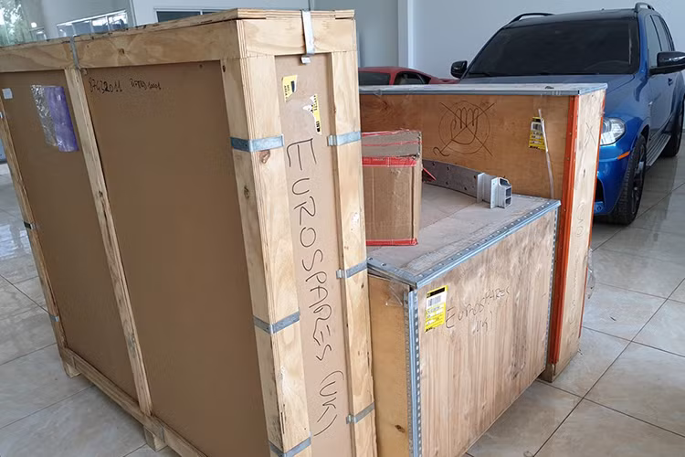 Không những thế, các kiện hàng được cho là phụ tùng chính hãng để sửa chữa chiếc siêu xe Ferrari 488 GTB của nam ca sĩ Tuấn Hưng cũng đã có mặt ở Việt Nam theo diện nhập khẩu và chỉ chờ để sớm được thay thế.