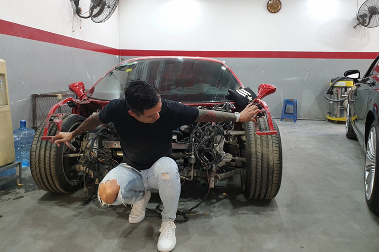 Cụ thể, ca sỹ Tuấn Hưng đã chia sẻ tấm ảnh chụp cùng chiếc siêu xe Ferrari 488 GTB gặp nạn của mình với phần đầu xe đã được cắt bỏ sạch sẽ những chi tiết và dàn áo sau vụ tai nạn vào tháng 10 năm ngoái.