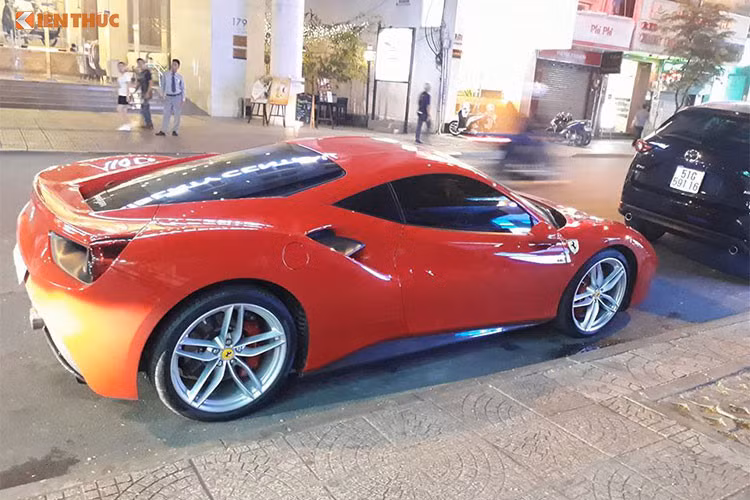 Siêu xe Ferrari 488 GTB này từng được ca sỹ Tuấn Hưng mua từ Sài Gòn mang ra Hà Nội cách đây hơn một năm, khoảng tháng 9/2017. Anh chàng ca sĩ sinh năm 1978 từng tiết lộ lý do mua siêu xe này là vì anh mang tuổi Ngựa, trùng với biểu tượng của hãng siêu xe đình đám Ferrari.