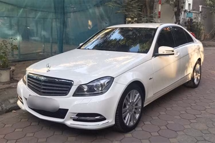 Trên thị trường xe cũ Việt Nam hiện nay, mẫu xe sang Mercedes-Benz C250 sản xuất 2011 thường được chủ nhân rao bán với giá trên 700 triệu đồng tùy thuộc vào số km đã đi cũng như tùy chọn trang bị thêm trên xe.