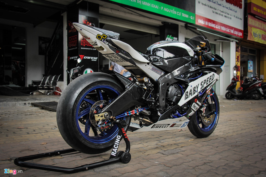 Xe trrang bị bộ lốp không gai Dunlop Racing chuyên dụng cho đường đua giúp giảm ma sát với mặt đường và tăng khả năng bức tốc. Yamaha YZF-R6 trang bị khối động cơ DOHC 16 van, dung tích 599,4 cc cho công suất 122 mã lực. Đây là một trong những mẫu sportbike 600 cc đạt vòng tua máy cao nhất ở mức 14.500 vòng/phút.