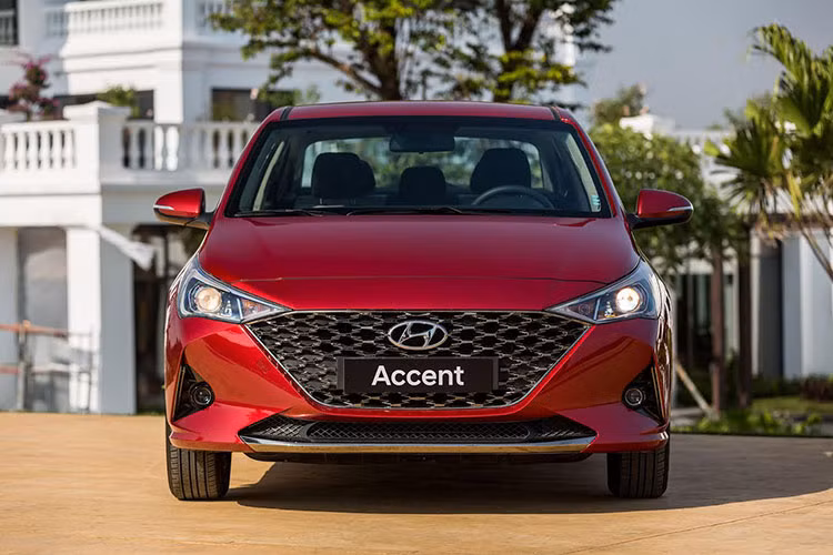 Hyundai Accent 2021 nâng cấp sở hữu bộ lưới tản nhiệt hình thang ngược với cấu tạo từ khối hình học dạng mắc xích cá tính và táo bạo, tạo nên dáng vẻ khỏe khoắn và thể thao hơn. Cụm đèn chiếu sáng projector cũng ấn tượng và sắc nét và góc cạnh hơn khi được vuốt ngược ra phía sau theo hình lưỡi liềm độc đáo.