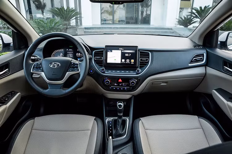 Nội thất của Accent 2021 tiếp tục áp dụng triết lý HMI (Human Machine Interface) thế hệ mới. Khu vực điều khiển trung tâm được bố trí theo chiều ngang, hợp lý và thân thiện với người dùng; đem đến một không gian khá thoáng với màn hình cảm ứng 8 inch tích hợp camera lùi. Cũng như những mẫu xe khác của Hyundai tại Việt Nam, Accent phiên bản nâng cấp được trang bị hệ thống giải trí hỗ trợ Bluetooth/USB/Mp4/Radio/AUX với 6 loa cùng kết nối Apple Car Play, Android Auto...