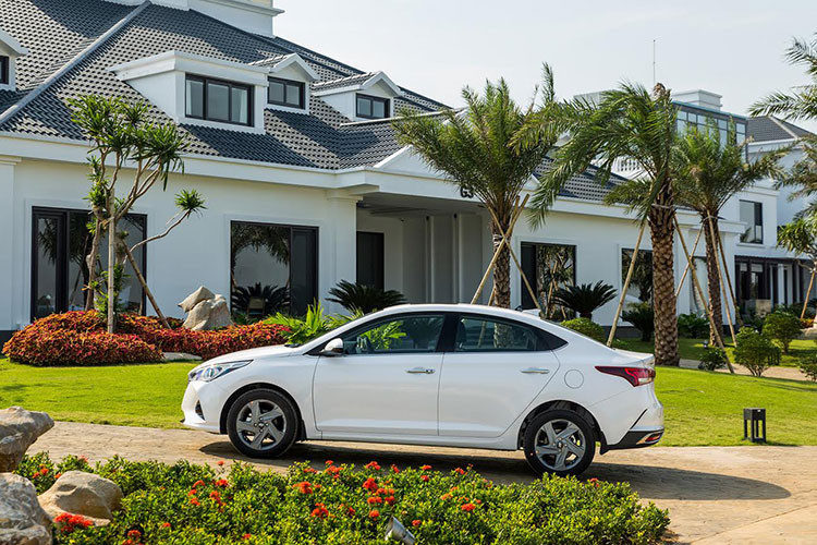 Hyundai Accent 2021 mới ra mắt tại thị trường Việt Nam sở hữu kích thước Dài x Rộng x Cao lần lượt 4.440 x 1.729 x 1.470 (mm), cùng chiều dài cơ sở 2.600 mm. Những con số này mang đến cho Accent một không gian rộng rãi bậc nhất trong phân khúc.