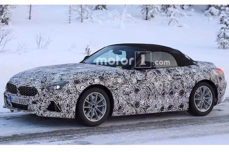 Thân xe được thiết kế với những đường cong mềm mại hơn, mang một nét gì đó rất dể liên tưởng đến mẫu roadster Mazda MX-5, khi nhìn ngang thân xe trông xe rất đầy đặn hiện đại và thể thao.