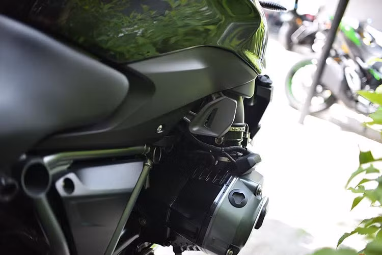 Khối động cơ này đã từng được sử dụng trên dòng siêu môtô đa địa hình ăn khách - BMW R1200GS. Động cơ cho sức mạnh lên tới 125 mã lực tại 7.750 vòng/phút và 125 Nm tại 6.500 vòng/phút. Xe sử dụng hộp số 6 tốc độ kết hợp với hệ truyền động dạng trục các đăng (khác với truyền động xích như phần lớn các mẫu môtô khác).