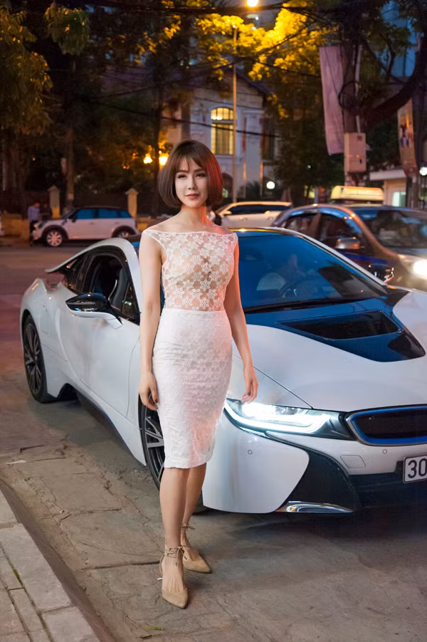 Sự kết hợp hoạt động của cả hai động cơ xăng và điện giúp cho i8 có khả năng dẫn động bốn bánh AWD. Tổng công suất toàn hệ thống Hybrid lên đến 362 mã lực tại 5.800 vòng/phút và mô-men xoắn cực đại 570Nm trong khoảng 1.200 đến 5.000 vòng/phút. Xe có khả năng tăng tốc 0-100km/h trong vòng 4,4 giây với tốc độ tối đa 250km/h.