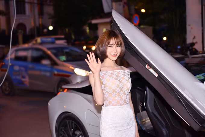 Quãng đường đi được tối đa đến 600km. Mức tiêu hao nhiên liệu khá ấn tượng, chỉ 2.1L/100km và hệ số khí thải CO2 khoảng 49g/km. Xe có 4 tùy chọn màu ngoại thất: gồm màu trắng ngọc trai (Crystal White Pearl), xanh dương (Protonic Blue), ánh bạc (Ionic Silver) và xám (Sophisto Grey). Tùy thuộc vào màu ngoại thất, xe sẽ được trang bị nhiều chi tiết tương phản màu iBlue hoặc Forzen Grey Metallic.