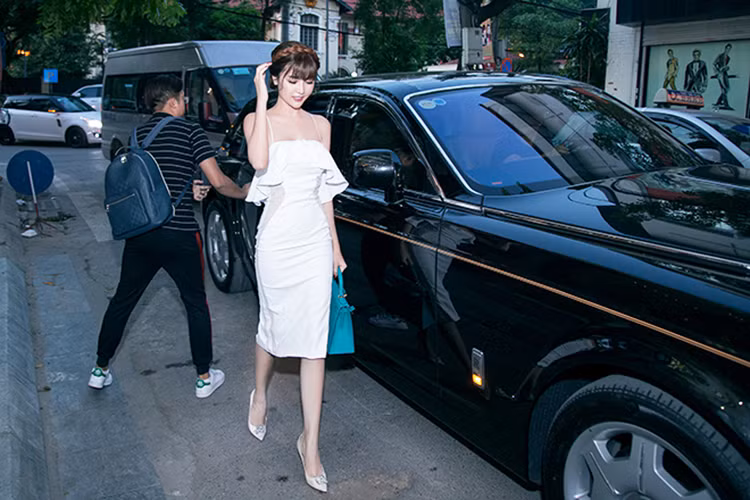 Ngoài người đẹp Diệp Lâm Anh sánh đôi cùng "siêu xe xanh" BMW i8, còn có nữ hoàng Sắc đẹp toàn cầu 2016 Ngọc Duyên gây chú ý với siêu xe sang Roll-Royce Phantom có trị giá hơn 20 tỷ đến dự sự kiện lần này. Bước ra từ xế hộp chục tỷ, cô còn xách chiếc túi xách Hermes màu xanh trị giá hơn 200 triệu đồng đầy "sang chảnh".