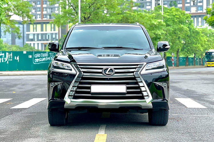 Dù đã ngừng bán và nhường vòng đời của mình cho "người anh em" LX 600 nhưng những chiếc Lexus LX 570 đời cũ vẫn nhận được sự quan tâm lớn từ khách hàng Việt. Độ giữ giá "siêu đỉnh" của mẫu SUV hạng sang này cũng khiến nhiều người phải ngưỡng mộ.