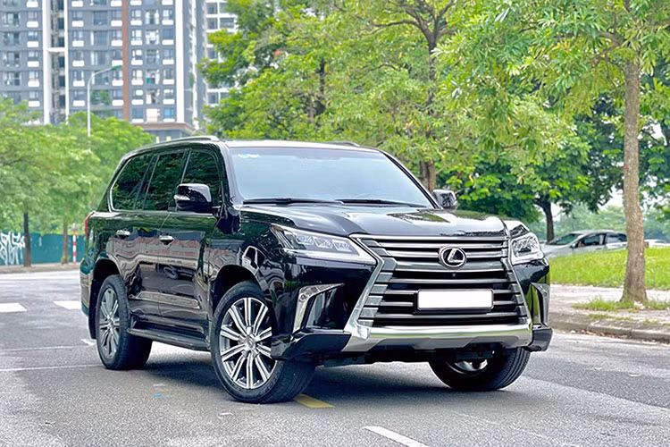 Theo đánh giá từ người dùng thực tế và giới mua bán xe cũ, Lexus LX 570 2017 đã qua sử dụng hiện vẫn là một mẫu SUV tốt, mang tới cảm giác lái êm ái, đẳng cấp và khả năng off-road vượt trội. Dù đã có tới 6 năm lăn bánh nhưng LX 570 ở thời điểm hiện tại vẫn là lựa chọn chỉ dành cho các đại gia khi có giá bán bằng cả căn chung cư cao cấp.