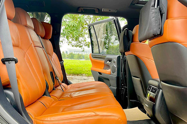 Bên cạnh đó là loạt tiện nghi xa xỉ khác như đèn LED cảm ứng ở khu vực trần xe; cửa sổ trời; sạc điện thoại không dây; hộc làm mát; chức năng HUD hiển thị thông tin lên kính lái; hệ thống điều hòa Lexus Climate Concierge, tự động bật tắt chế độ sưởi hàng ghế sau/ tự sưởi ấm vô lăng; âm thanh vòm 19 loa Mark Levinson, hệ thống loa 3 chiều ở hàng ghế trước...