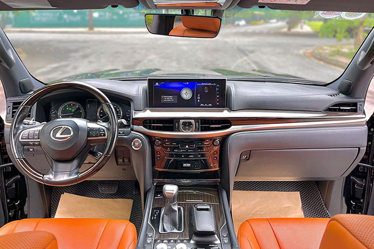 Không hổ danh "chuyên cơ mặt đất" với mức giá lên tới hàng tỷ đồng, bên trong khoang nội thất Lexus LX 570 2017 là cả một không gian xa hoa với hàng loạt công nghệ tiện nghi tiên tiến. Khi mua xe, chủ nhân sẽ được tận hưởng hàng ghế da cao cấp với 3 màn hình giải trí cho cả ghế trước và sau dạng cảm ứng; các chi tiết ốp gỗ cao cấp Shimamoku xuất hiện tại nhiều vị trí khác nhau.