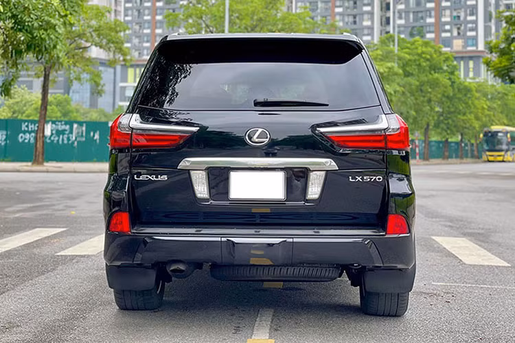 Như vậy, sau khoảng 6 năm lăn bánh với ODO đã chạm ngưỡng 8 vạn km, chủ nhân của "chuyên cơ mặt đất" LX 570 2017 chỉ "lỗ" hơn 2 tỷ đồng. Từ những hình ảnh đăng tải trên hệ thống tin rao bán xe cũ có thể thấy, Lexus LX 570 cũ đời 2017 vẫn giữ được vẻ ngoài khá mới với những đường nét thiết kế mạnh mẽ, đầy uy lực, đúng chất SUV đầu bảng.
