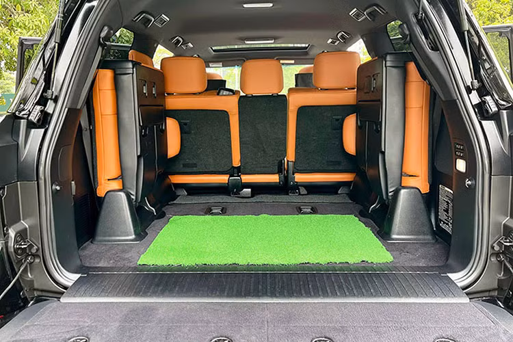 Hàng ghế sau tích hợp màn hình giải trí độ phân giải cao cỡ 11,6 inch. Trang bị an toàn bao gồm; hệ thống theo dõi cảnh báo áp suất lốp (TPMS), hệ thống cảnh báo điểm mù (BSM) sử dụng sóng ra-đa và chức năng cảnh báo điểm mù khi lùi (Rear Cross Traffic Alert) phát hiện và thông báo khi phương tiện khác tiến đến vùng không gian xe sẽ lùi...