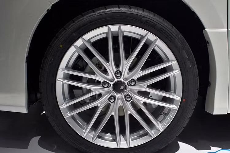 Phần duôi xe với cánh lướt gió thể thao và cụm đèn hậu nằm dọc 2 bên kính sau cùng với dải crôm cõ lớn nối liền 2 bên đèn hậu. Ngoài ra trên phần đầu và đuôi của mẫu MPV này đều được tích hợp cảm biến đỗ xe đi cùng với bộ vành hợp kim đa chấu và lốp thể thao.