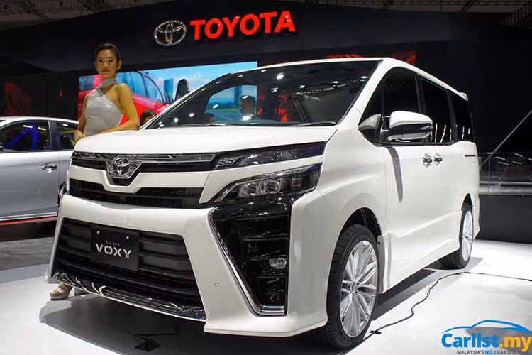 Mẫu xe Toyota Voxy 2017 và ra mắt tại Đông Nam Á này chính là bản nâng cấp (facelift) của Voxy thế hệ thứ ba, xe được nhập khẩu trực tiếp từ Toyota tại Nhật Bản. Mẫu xe MPV mới của Toyota tại thị trường Indonesia nhằm mục tiêu lấp khoảng trống phân khúc giữa Alphard và Innova.