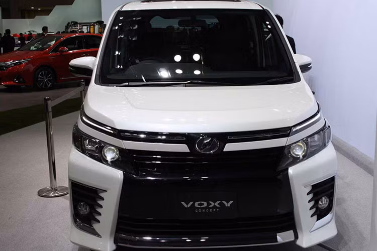 Toyota Voxy 2017 thừa hưởng thiết kế sang trọng và thể thao từ mẫu xe Alphard nhưng đã được thay đổi khá nhiều chi tiết với phần đầu xe xuất hiện các hốc gió cỡ lớn hầm hố và góc cạnh, cụm đèn pha 2 tầng với dải đèn LED định vị ban ngày tách riêng ôm theo đầu xe và ca-pô.