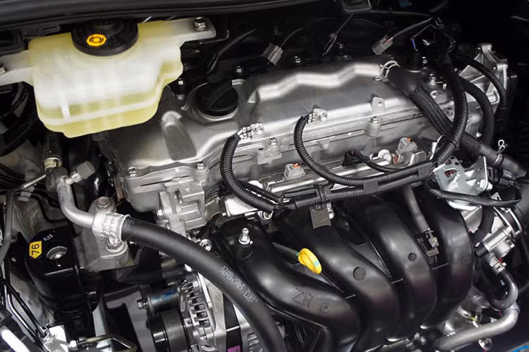 Toyota chi trang bị cho Voxy 2017 một động cơ xăng 4 xy-lanh duy nhất với dung tích 2.0L, tạo ra công suất tối đa 158 mã lực và mô-men xoắn cực đại 196Nm, dẫn động cầu trước thông qua hộp số tự động vô cấp CVT.