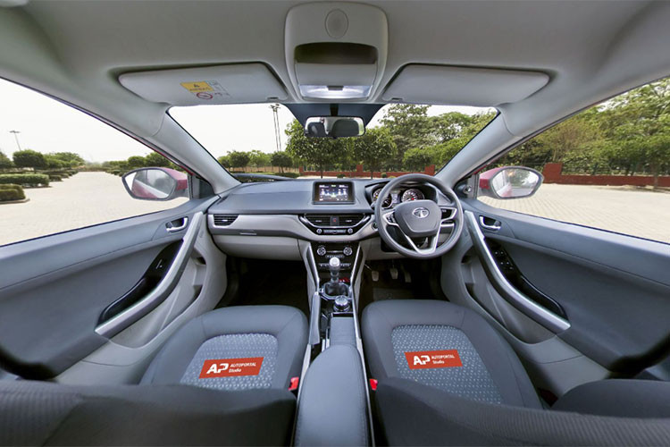 Nội thất trên Tata Nexon XMA mới hướng đến sự thực dụng nhưng không kém phần hiện đại với gam màu tối chủ đạo kết hợp nhiều chi tiết kim loại sáng. Ghế được bọc nỉ kèm họa tiết đẹp mắt. Hệ thống thông tin giải trí với màn hình cảm ứng 6.5 inch, tương thích Android Auto/ Apple CarPlay.