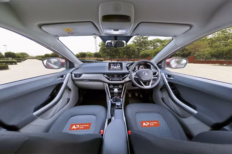 Nội thất trên Tata Nexon XMA mới hướng đến sự thực dụng nhưng không kém phần hiện đại với gam màu tối chủ đạo kết hợp nhiều chi tiết kim loại sáng. Ghế được bọc nỉ kèm họa tiết đẹp mắt. Hệ thống thông tin giải trí với màn hình cảm ứng 6.5 inch, tương thích Android Auto/ Apple CarPlay.