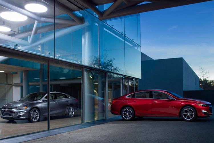 Để hỗ trợ người lái tốt hơn, Chevrolet Cruze 2019 có những tính năng như cảnh báo chệch làn đường, cảnh báo điểm mù, cảnh báo phương tiện cắt ngang khi lùi, cảnh báo va chạm sớm, phanh khi phát hiện người đi bộ, hỗ trợ giữ làn đường, phanh tự động tránh va chạm sớm ở tốc độ thấp và hỗ trợ lùi đỗ xe.