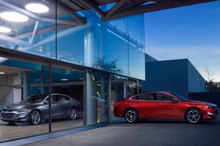 Để hỗ trợ người lái tốt hơn, Chevrolet Cruze 2019 có những tính năng như cảnh báo chệch làn đường, cảnh báo điểm mù, cảnh báo phương tiện cắt ngang khi lùi, cảnh báo va chạm sớm, phanh khi phát hiện người đi bộ, hỗ trợ giữ làn đường, phanh tự động tránh va chạm sớm ở tốc độ thấp và hỗ trợ lùi đỗ xe.