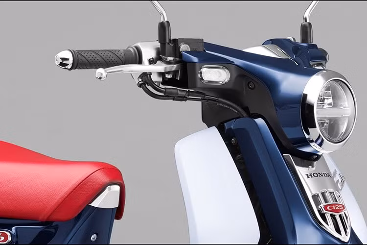 Phần đầu chiếc xe cũng có thiết kế "cánh én" tương tự Super Cub C100 đời đầu, nhưng có đèn pha LED hiện đại. Ngay cả màu sơn Candy Blue ánh kim và Light Blue Pearl cũng gợi nhớ về chiếc Cub đầu tiên, chỉ pha thêm ánh kim vào sơn để đem tới vẻ hiện đại và cao cấp hơn.