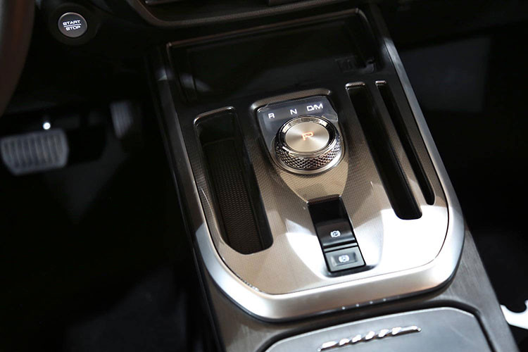 Những trang bị an toàn như hệ thống kiểm soát hành trình thích ứng, phanh khẩn cấp tự động, cảnh báo va chạm phía trước, tránh va chạm với xe lớn ở làn bên cạnh, cảnh báo chuyển làn đường, giữ làn đường, cảnh báo chệch làn đường, cảnh báo điểm mù, cảnh báo phương tiện cắt ngang khi lùi, cảnh báo va chạm trong điểm mù khi lùi, camera 360 độ, 6 cảm biến đỗ xe trước và 6 cảm biến đỗ xe đằng sau.