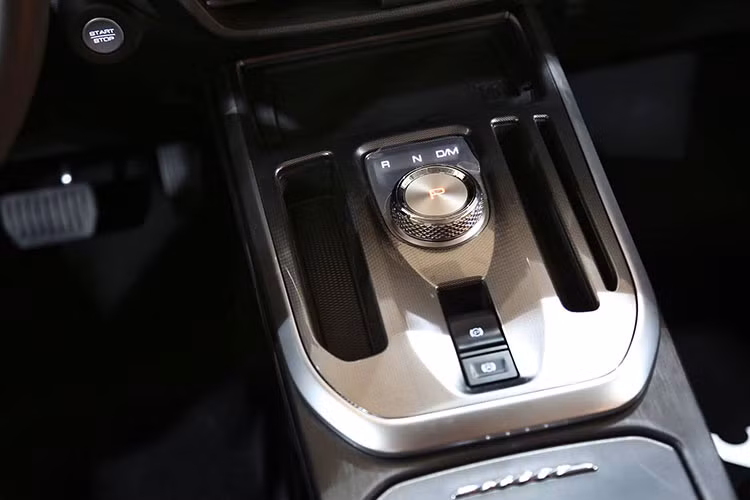 Những trang bị an toàn như hệ thống kiểm soát hành trình thích ứng, phanh khẩn cấp tự động, cảnh báo va chạm phía trước, tránh va chạm với xe lớn ở làn bên cạnh, cảnh báo chuyển làn đường, giữ làn đường, cảnh báo chệch làn đường, cảnh báo điểm mù, cảnh báo phương tiện cắt ngang khi lùi, cảnh báo va chạm trong điểm mù khi lùi, camera 360 độ, 6 cảm biến đỗ xe trước và 6 cảm biến đỗ xe đằng sau.