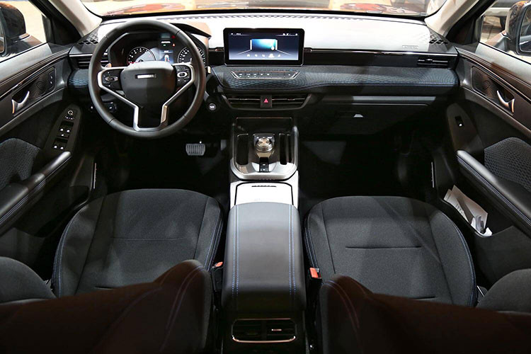 Nhờ kích thước lớn nên nội thất bên trong Haval Jolion 2022 khá rộng rãi. Nhiều chi tiết nội thất như mặt táp-lô, màn hình thông tin giải trí và hàng nút chỉnh bên dưới được thiết kế nằm ngang, tạo cảm giác rộng rãi hơn nữa. Bên cạnh đó, nội thất còn đi kèm những điểm nhấn màu vàng đồng như ở vô lăng, mặt táp-lô, cụm điều khiển trung tâm và hai bên cửa.