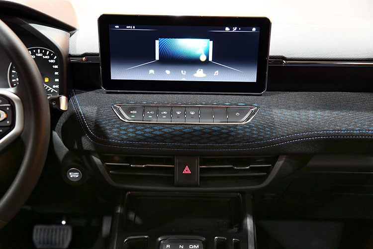 "Trái tim" của Haval Jolion tại thị trường Thái Lan là hệ truyền động hybrid, bao gồm máy xăng 4 xi-lanh, tăng áp, dung tích 1.5L, mô-tơ điện và hộp số tự động ly hợp kép 7 cấp. Hệ truyền động này tạo ra công suất tối đa 190 mã lực và mô-men xoắn cực đại 375 Nm.