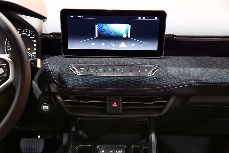 "Trái tim" của Haval Jolion tại thị trường Thái Lan là hệ truyền động hybrid, bao gồm máy xăng 4 xi-lanh, tăng áp, dung tích 1.5L, mô-tơ điện và hộp số tự động ly hợp kép 7 cấp. Hệ truyền động này tạo ra công suất tối đa 190 mã lực và mô-men xoắn cực đại 375 Nm.