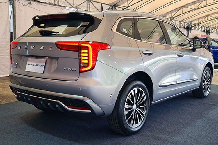 Xe cũng có tới 4 chế độ lái bao gồm: Normal, Eco, Sport và Slippery Road (đường trơn). Mức giá xe Haval Jolion 2022 tại thị trường Thái Lan tương ứng với 3 phiên bàn là Tech, Pro và Ultra có mức quy đổi lần lượt là 26.800 USD, 28.700 USD và 30.500 USD (600, 650 và 691 triệu đồng). Khi mua Haval Jolion 2022, khách hàng Thái Lan có thể chọn các màu sơn ngoại thất như xanh dương, đen, xám, trắng và đỏ.