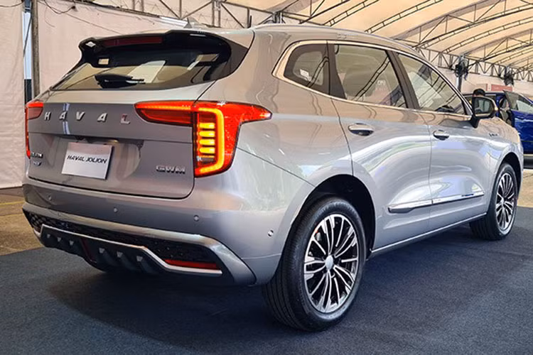Xe cũng có tới 4 chế độ lái bao gồm: Normal, Eco, Sport và Slippery Road (đường trơn). Mức giá xe Haval Jolion 2022 tại thị trường Thái Lan tương ứng với 3 phiên bàn là Tech, Pro và Ultra có mức quy đổi lần lượt là 26.800 USD, 28.700 USD và 30.500 USD (600, 650 và 691 triệu đồng). Khi mua Haval Jolion 2022, khách hàng Thái Lan có thể chọn các màu sơn ngoại thất như xanh dương, đen, xám, trắng và đỏ.