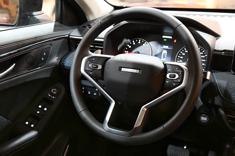 Tại Thái Lan, Haval Jolion 2022 được trang bị ghế bọc da, bảng đồng hồ kỹ thuật số với màn hình 7 inch, màn hình thông tin giải trí dạng cảm ứng 12,3 inch, hệ thống âm thanh tự điều chỉnh theo tốc độ xe, cổng USB, sạc điện thoại thông minh không dây, hệ thống định vị, 6 loa, tính năng ra lệnh bằng giọng nói, cập nhật phần mềm qua WiFi, ghế lái chỉnh điện 6 hướng, ghế phụ lái chỉnh tay 4 hướng và hệ thống làm mát ghế trước.