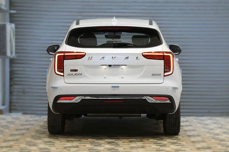 Haval Jolion có kích thước tổng thể là 1.884 x 4.472 x 1.619 mm, tương ứng dài x rộng x cao và trục cơ sở 2.700mm lớn nhất phân khúc. Những trang bị ngoại thất đáng chú ý khác của mẫu SUV Trung Quốc này bao gồm đèn pha tự động bật/tắt, hệ thống đèn chờ dẫn đường, gương chiếu hậu gập/chỉnh điện/tích hợp đèn báo rẽ, cần gạt mưa tự động, cửa sổ trời toàn cảnh chỉnh điện...